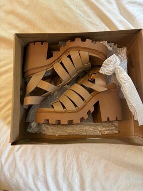 Steve Madden Chunky Strappy Platform Sandal - Tan size 7